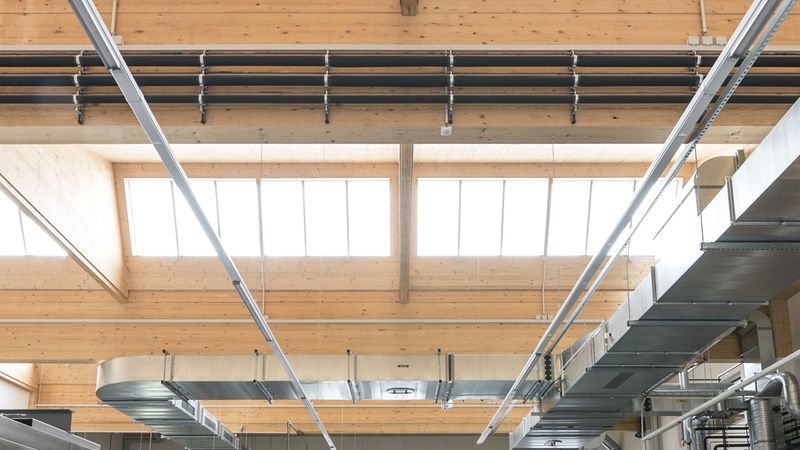 27 der insgesamt 54 Velux Modular Skylights sind Lüftungsmodule, die frische, kühle Luft in die Bäckerei lassen können. Foto: Velux Deutschland GmbH