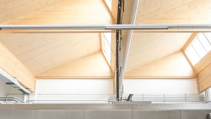 27 der insgesamt 54 Velux Modular Skylights sind Lüftungsmodule, die frische, kühle Luft in die Bäckerei lassen können. Foto: Velux GmbH Deutschland