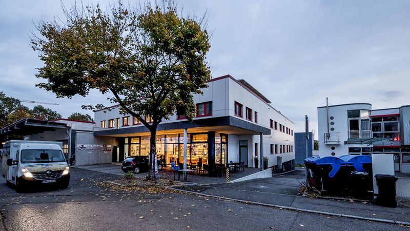 Im fertiggestellten Produktionsgebäude der Schöllkopf Backwaren GmbH befindet sich auch ein Backshop. Foto: Velux GmbH Deutschland