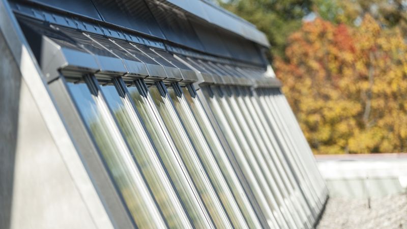 Jeweils 18 Modular Skylights wurden bei den drei Sheddach-Lichtbändern aneinandergereiht. Die Ausrichtung nach Norden verhindert eine direkte Sonneneinstrahlung. Foto: Velux Deutschland GmbH