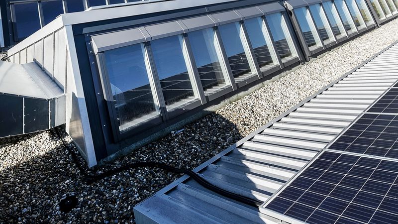 Auf der nach Süden ausgerichteten Seite des Sheddachs befinden sich Photovoltaik-Module. Foto: Velux Deutschland GmbH