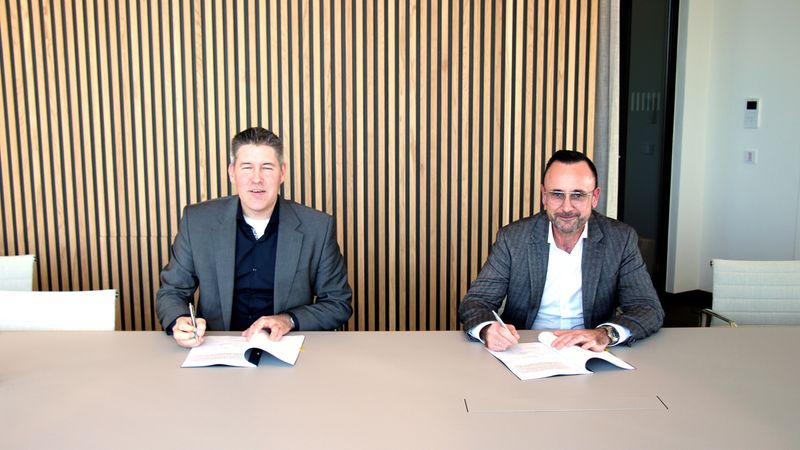 Von Links: Tobias Hertwig, Geschäftsführer der Garbe Immobilien-Projekte GmbH in Hamburg und Andreas Fischer, Geschäftsführer der Rubner Holzbau GmbH in Augsburg bei der Vertragsunterzeichnung. Foto: Rubner Holzbau