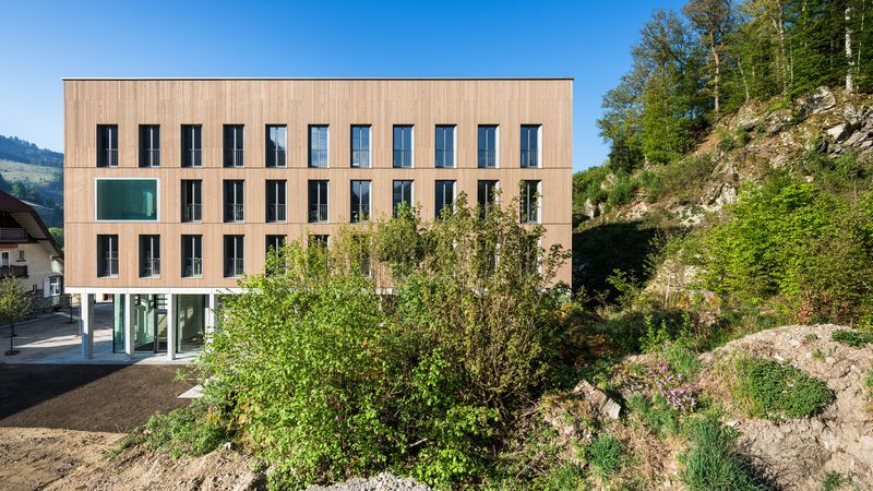 Der moderne Holzbau besteht ab dem ersten OG aus konfigurierbaren Brettsperrholz-Bauteilen made of Ligno für Wände, Decken und Dach mit nach innen sichtbaren Oberflächen aus Weißtanne. Foto: Lignotrend / Foto: Olaf Herzog, Waldkirch