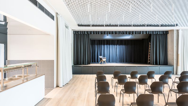 Im EG ist unter anderem die große Kantine mit angrenzendem Frontcooking-Bereich untergebracht. Mit einer großen Bühne wird dieser Bereich auch als Kulturhalle für die Schönauer Bürger dienen. Foto: Lignotrend / Foto: Olaf Herzog, Waldkirch