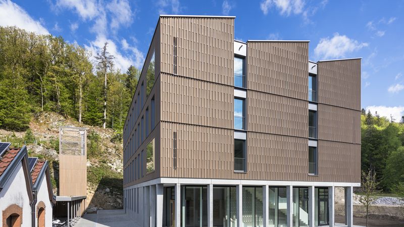Die Architektursprache des dreigeschossigen Holzbaus orientiert sich mit den drei „Shed-Dächern“ am Gebäudebestand auf dem Grundstück. Foto: Lignotrend / Foto: Olaf Herzog, Waldkirch