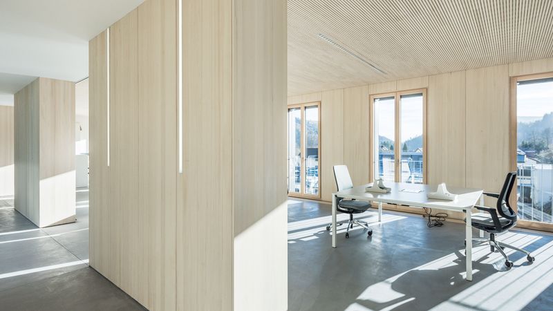 Ruhige Arbeitsatmosphäre im Open Space: Integrierte Schallabsorber in den Deckenflächen der Lignotrend Bauteile sorgen zusammen mit einer feinen Akustik-Profilierung für perfekte Ruhequalität und somit für ein optimales Arbeits- und Kommunikationsumfeld. Foto: Lignotrend / Foto: Olaf Herzog, Waldkirch