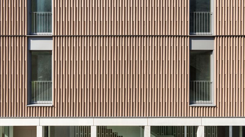 Edles Weißtannenholz spielt auch an der Fassade eine Rolle: Giebelseitig zeigt sie sich mit einer lebhaften, offenen Schalung, die an typische Schwarzwälder Schindeln erinnert. Foto: Lignotrend / Foto: Olaf Herzog, Waldkirch