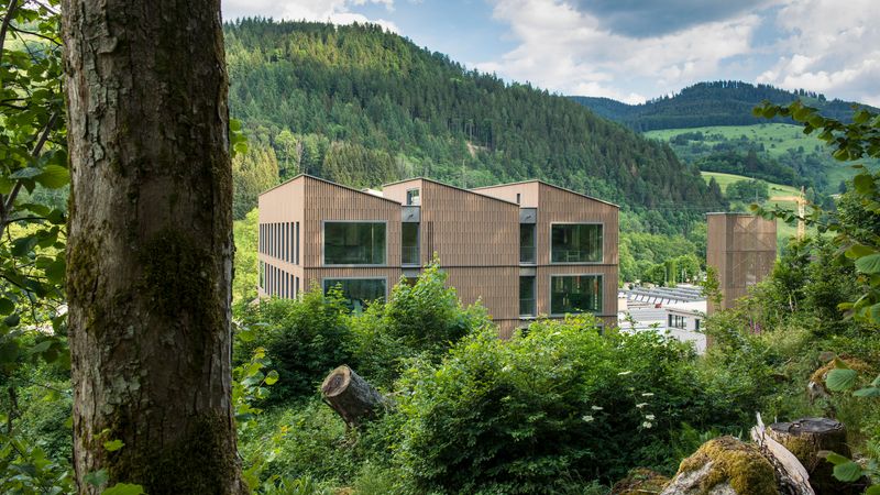 Naturnähe und Transparenz: In Schönau realisierte das Architekturbüro Harter + Kanzler & Partner einen mehrgeschossigen Büroneubau aus konfigurierbaren Brettsperrholzbauteilen made of Ligno für Wände, Decken und Dach. Foto: Lignotrend / Foto: Olaf Herzog, Waldkirch