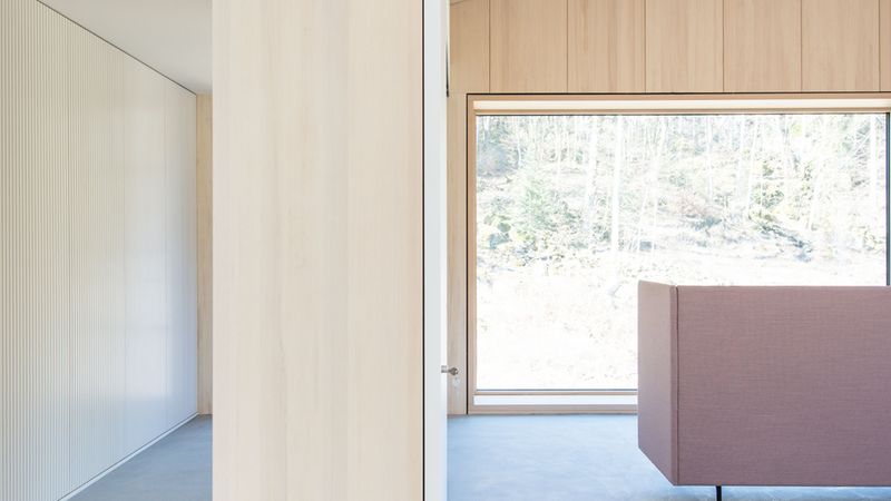 Doppelnutzen: Den tragenden Wandschotten entlang der Flure wurden büroseitig Schrankzonen vorgelagert. Mit Schiebetüren zwischen den Schränken lassen sich die Open-Space-Büros zum Flur hin schließen. Foto: Lignotrend / Foto: Olaf Herzog, Waldkirch