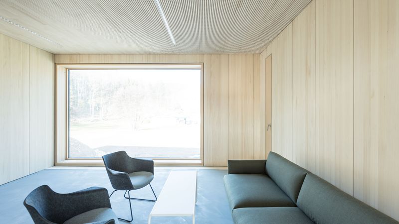 Waldbaden im Büro: Mit den Echtholz-Oberflächen an den Bauteilen made of Ligno kommt die Natur ins Haus und über die großen Panoramafenster bleibt der Bezug nach draußen bestehen. Foto: Lignotrend / Foto: Olaf Herzog, Waldkirch