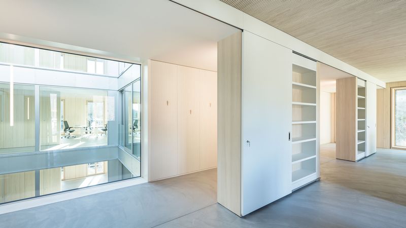 Ein Lichthof sorgt für Helligkeit im Gebäudeinnern und bietet sogar Durchblicke innerhalb des Gebäudes von Büro zu Büro. Foto: Lignotrend / Foto: Olaf Herzog, Waldkirch