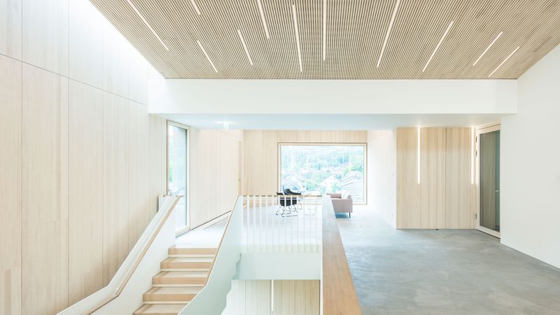 Die linearen LED-Leuchten wurden bereits beim Abbund in den Werkshallen des Holzbaubetriebs Amann in die Dachbauteile eingesetzt –mit deutlichen Zeit- und Kostenvorteilen für die Baumaßnahme. Foto: Lignotrend / Foto: Olaf Herzog, Waldkirch