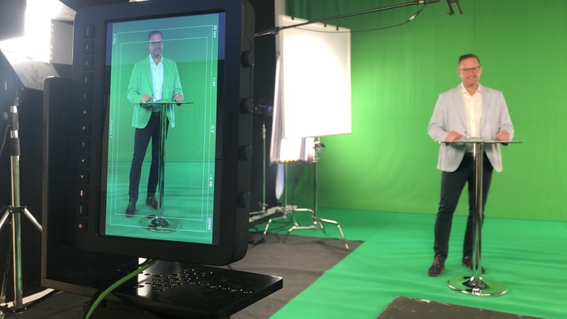 Sanierungspreis 2020 Jurysitzung. Michael Zenk stellte die eingerechten Projekte der Kategorie Dach vor. 