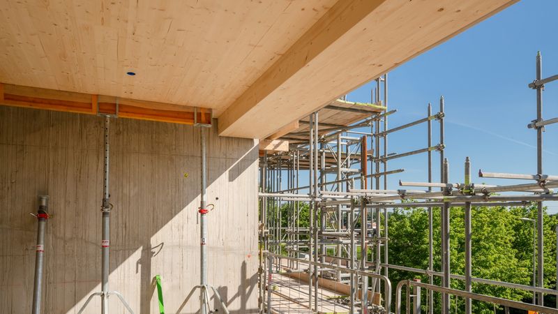 Deckenbereich Brettsperrholzplatten mit Beton. Zudem besteht ein großer Teil der tragenden Wände und Stützen aus Holz. Foto: Jannes Linder
