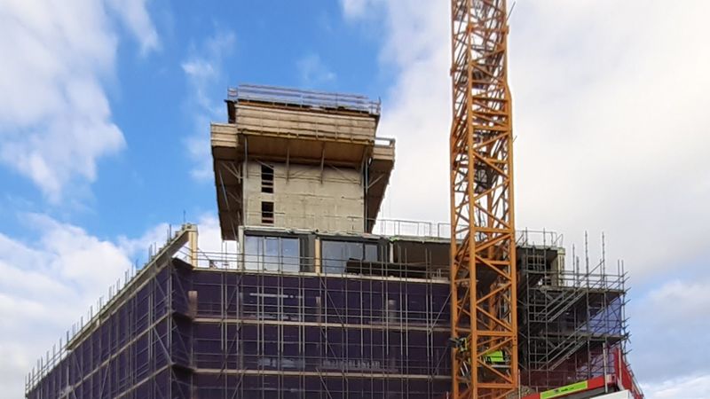 In direkter Lage zur Amstel entstehen derzeit 52 Wohneinheiten. Das Gebäude verfügt bei einer Höhe von 73 Metern über 21 Stockwerke. Foto: Brüninghoff