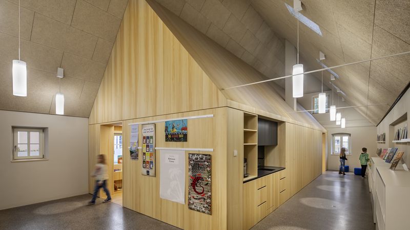 Haus im Haus: Kinderbuchbereich, daneben Kleinkindbereich; Blick vom Lesecafé in das ehemalige Wohnhaus. Foto: Stefan Meyer