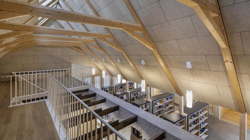 Blick von der Galerie in den Stall und die neue Scheune. Foto: Stefan Meyer