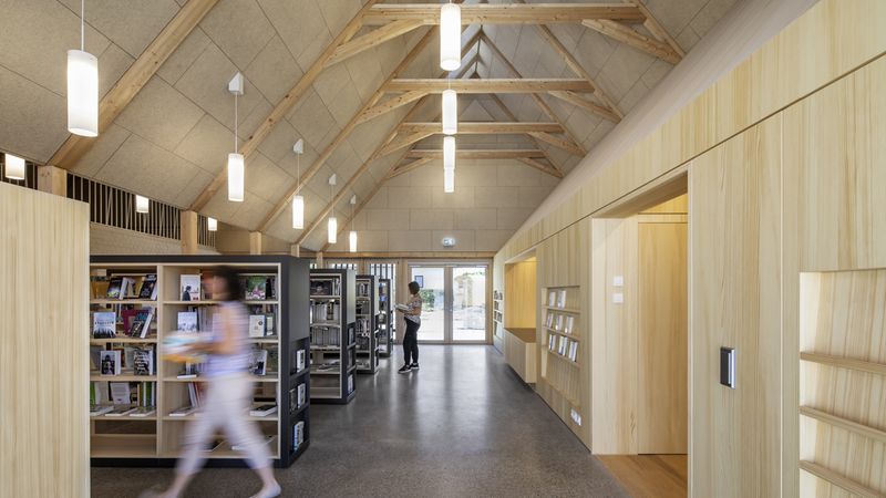 Vom Eingang aus in die Bücherei, rechts der Servicebereich. Foto: Stefan Meyer