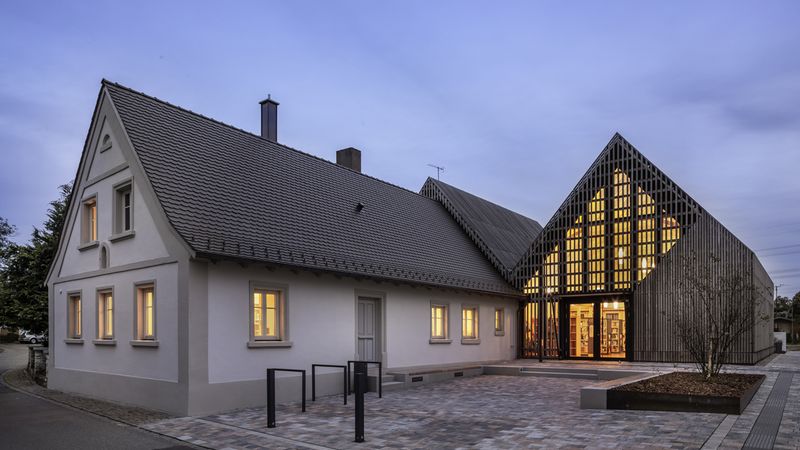 Platzsituation vor der Bücherei. Foto: Stefan Meyer
