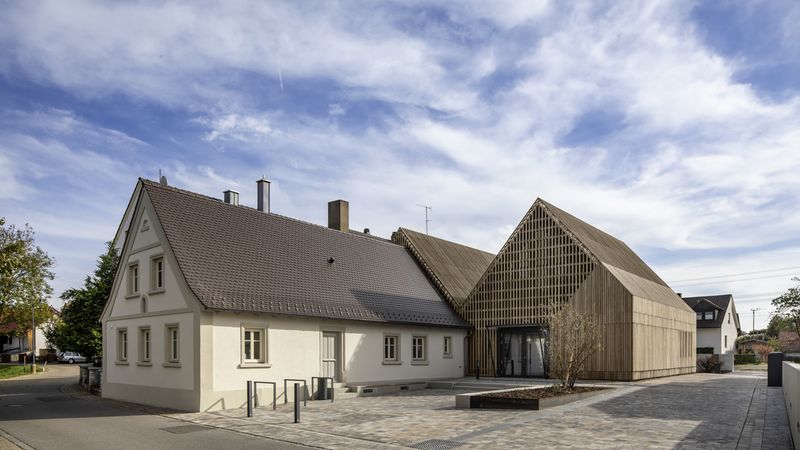 Blick entlang der Bachstraße auf den Eingang in der "neuen Scheune". Foto: Stefan Meyer