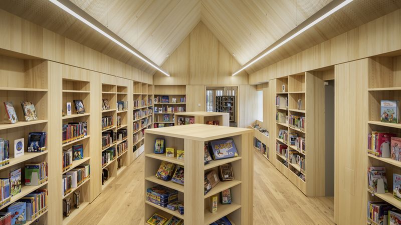 Im Haus im Haus: Kinderbuchbereich mit beweglichem Mobiliar. Foto: Stefan Meyer