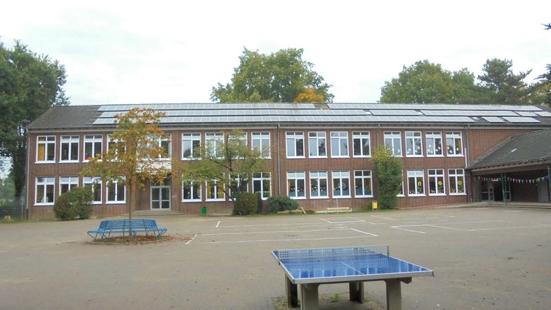 Vollkommen ungedämmt war das alte Dach der Grundschule über einem ungenutzten Drempel. Die Solarpaneele wurden abgebaut, während der Aufstockung gelagert und auf das neue Dach montiert. Foto: Stadt Waltrop-Gebäudeservice