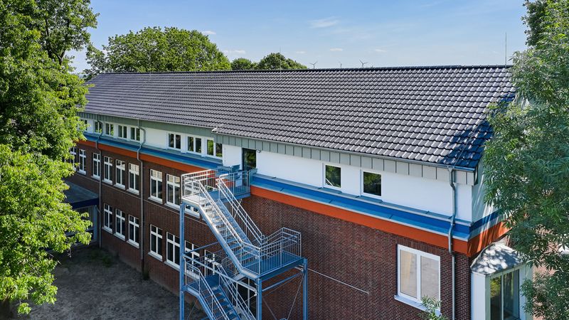 Eine neue Etage mit sechs Räumen und einer weiteren Toilettenanlage stehen der August-Hermann-Francke-Schule im westfälischen Waltrop seit April 2020 zur Verfügung. Für die rund 600 m2 Nutzfläche wurde der alte Dachstuhl rückgebaut und ein neues Geschoss mit Schrägdach aufgesetzt und ausgebaut. Foto: Deutsche Rockwool