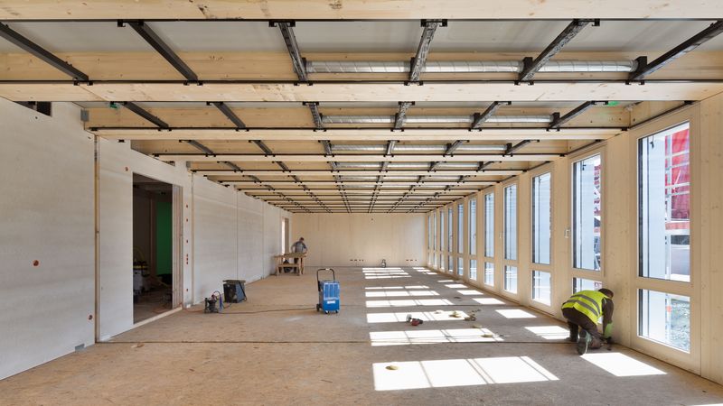 Rohbau von Klassenräumen, die aus mehreren Holzbaumodulen zusammengesetzt werden. Foto: Erne AG Holzbau | Raumwerk & Spreen Architekten Arbeitsgemeinschaft | Thomas Koculak