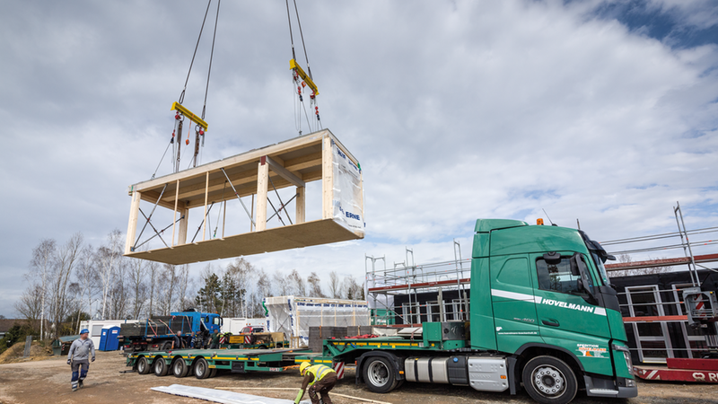 Per LKW werden die vorgefertigten Module angeliefert und mit dem Kran an die richtige Position gebracht. Foto: Erne AG Holzbau | Raumwerk & Spreen Architekten Arbeitsgemeinschaft | Foto: Thomas Koculak