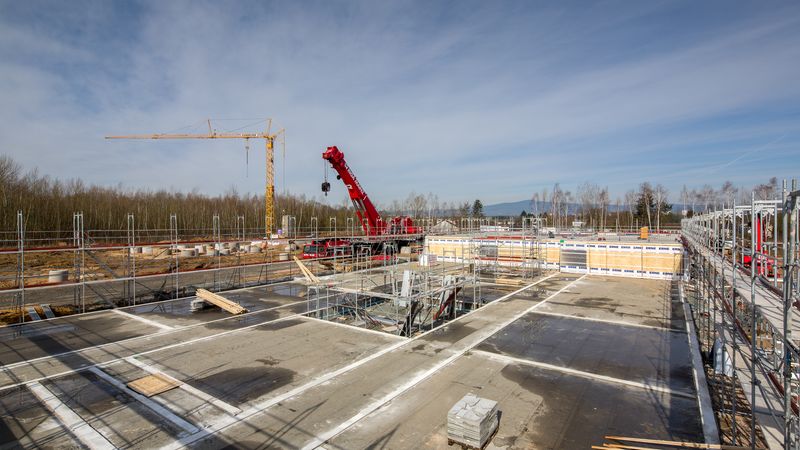 Großbaustelle Schulneubau in Holz-Modulbauweise. Foto: Erne AG Holzbau | Raumwerk & Spreen Architekten Arbeitsgemeinschaft | Thomas Koculak