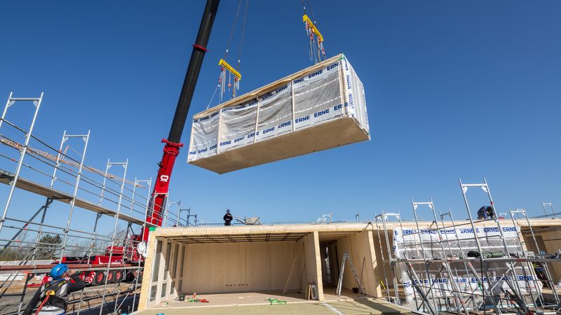 Aus einzelnen Holzbaumodulen entstehen Klassenräume. Foto: Erne AG Holzbau | Raumwerk & Spreen Architekten Arbeitsgemeinschaft | Thomas Koculak