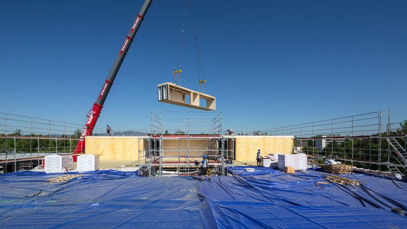 Modul um Modul wird das Gymnasium errichtet. Foto: Erne AG Holzbau | Raumwerk & Spreen Architekten Arbeitsgemeinschaft | Thomas Koculak