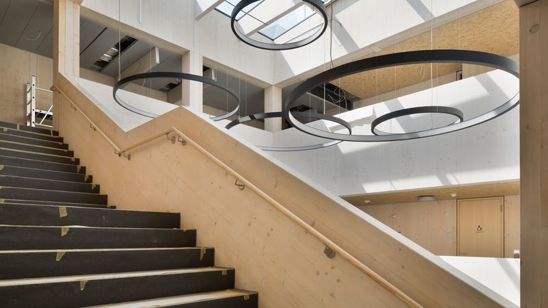 Licht und Holzflächen bestimmen auch die Aufgänge der Schule. Foto: Erne AG Holzbau | Raumwerk & Spreen Architekten Arbeitsgemeinschaft | Thomas Koculak