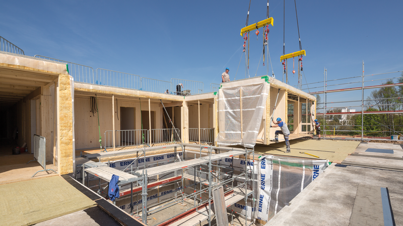 Aus einzelnen Holzbaumodulen entstehen Klassenräume. Foto: Erne AG Holzbau | Raumwerk & Spreen Architekten Arbeitsgemeinschaft | Thomas Koculak
