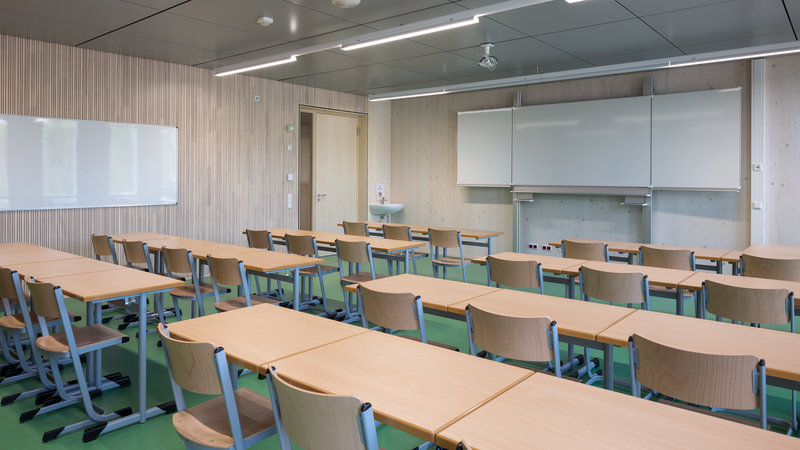 Große helle Holzflächen in den Klassenräumen. Foto: Erne AG Holzbau | Raumwerk & Spreen Architekten Arbeitsgemeinschaft | Thomas Koculak