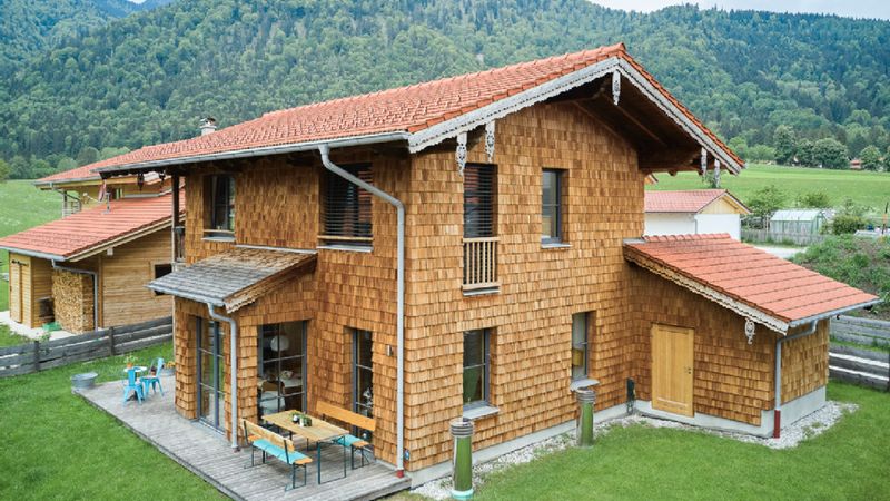 Von der Gemeinde kamen viele Vorgaben bezüglich Größe, Dachüberstand, Fensterfronten und Baumaterial. Foto: KfW-Bildarchiv / Claus Morgenstern