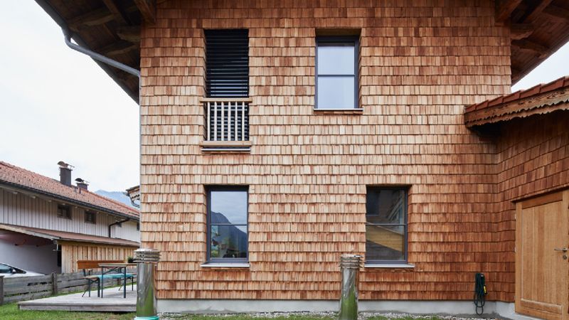 Das Haus von Andrea Aicher hat eine Verkleidung aus Lärchenschindeln. Foto: KfW-Bildarchiv / Claus Morgenstern