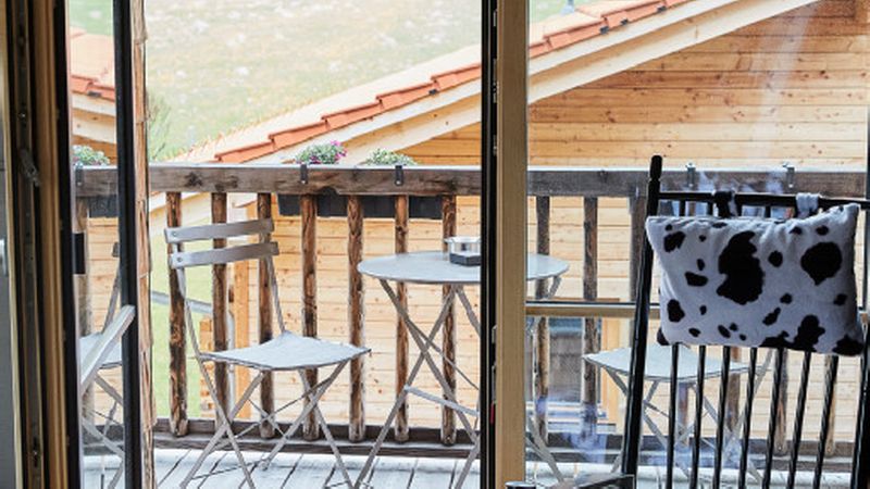 Die kleinen Häuser von Anja und Andrea Aicher in Schleching in Oberbayern wurden mit dem zweiten Preis des KfW Award Bauen 2020 in der Kategorie Neubau ausgezeichnet. Die Bauherrinnen waren auch gleichzeitig die Architektinnen der Häuser. Die malerische Lage ist begehrt, aber der Platz ist begrenzt. Deswegen mussten die Häuser platzsparend konzipiert werden. Foto: KfW-Bildarchiv / Claus Morgenstern