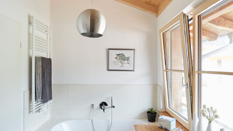 Die kleinen Häuser von Anja und Andrea Aicher in Schleching in Oberbayern wurden mit dem zweiten Preis des KfW Award Bauen 2020 in der Kategorie Neubau ausgezeichnet. Die Bauherrinnen waren auch gleichzeitig die Architektinnen der Häuser. Foto: KfW-Bildarchiv / Claus Morgenstern