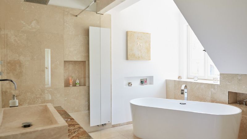 Das neue Badezimmer ist hell und sehr modern. Foto: KfW-Bildarchiv / Claus Morgenstern