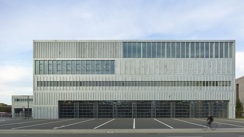 Feuerwehrzentrum_KNOCHE ARCHITEKTEN_┬®Roland Halbe_02