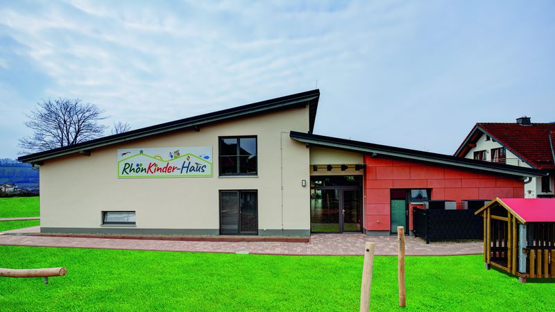 Außenansicht und Eingangsbereich der neuen Kita in Poppenhausen. Foto: Swiss Krono Tex GmbH & Co. KG / Foto: tm studios