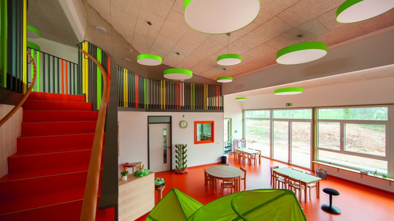 Die beiden großen Gruppenräume: Lichtdurchflutet durch große Fensterflächen und eine zweite Ebene, die zusätzlichen Platz schafft. Foto: Swiss Krono Tex GmbH & Co. KG / Foto: tm studios