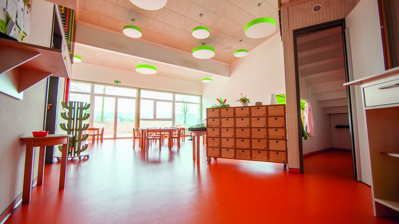 Die beiden großen Gruppenräume: Lichtdurchflutet durch große Fensterflächen und eine zweite Ebene, die zusätzlichen Platz schafft. Foto: Swiss Krono Tex GmbH & Co. KG / Foto: tm studios