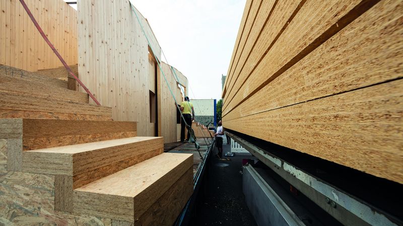 Anlieferung vorgefertigter Elemente für die Kindertagesstätte. Foto: Swiss Krono Tex GmbH & Co. KG / Foto: tm studios