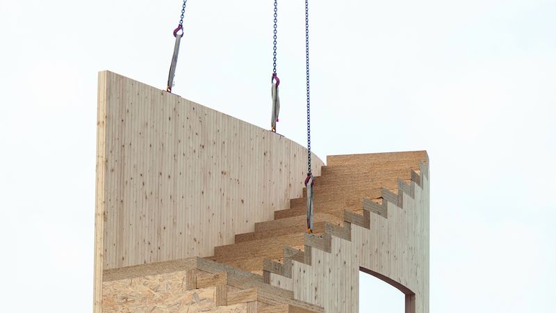 Vorgefertigtes Treppenelement wird mit dem Kran an die richtige Stelle. Foto: Swiss Krono Tex GmbH & Co. KG / Foto: tm studios