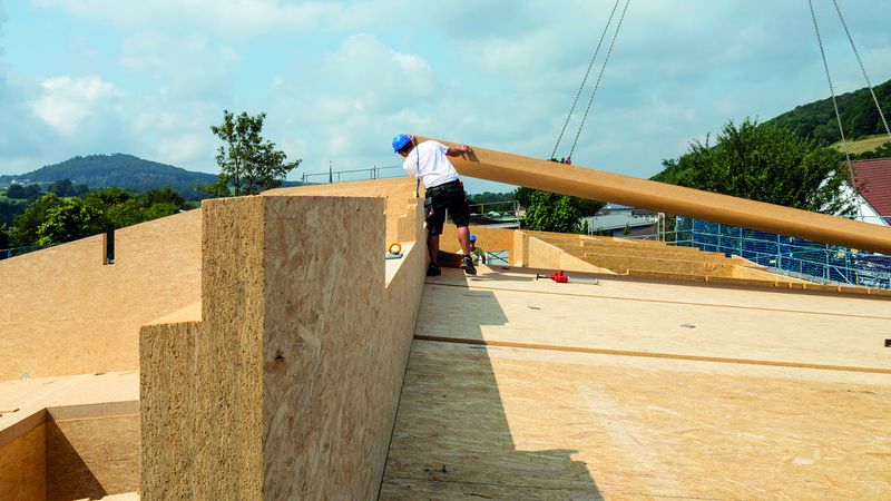 Wände und Decken aus großformatigen Elementen werden schnell montiert. Foto: Swiss Krono Tex GmbH & Co. KG / Foto: tm studios