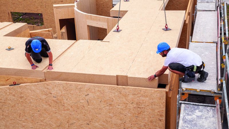 Präzise vorgefertigte Elemente werden fachmännisch montiert. Foto: Swiss Krono Tex GmbH & Co. KG / Foto: tm studios