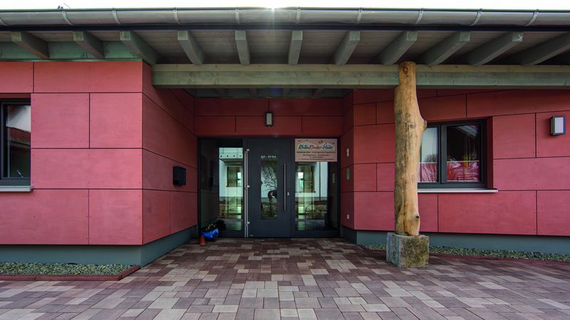 Außenansicht und Eingangsbereich der neuen Kita in Poppenhausen. Foto: Swiss Krono Tex GmbH & Co. KG / Foto: tm studios