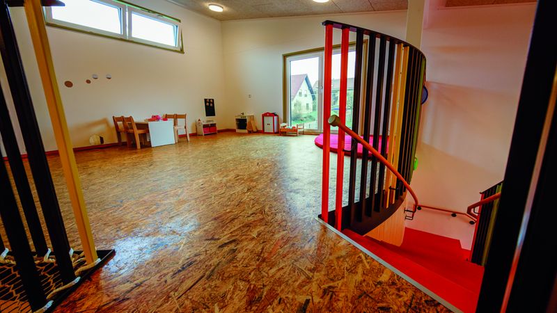 Die beiden großen Gruppenräume: Lichtdurchflutet durch große Fensterflächen und eine zweite Ebene, die zusätzlichen Platz schafft. Foto: Swiss Krono Tex GmbH & Co. KG / Foto: tm studios